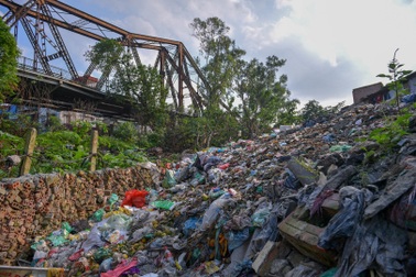 Rùng mình ngập ngụa rác dưới chân cầu Long Biên