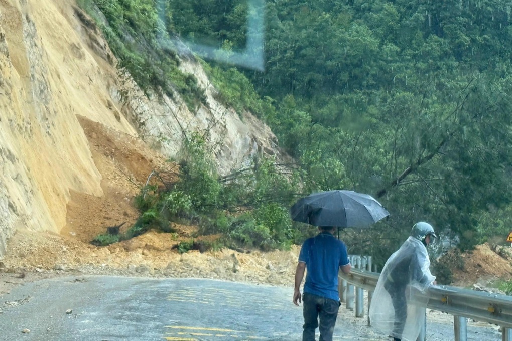 Mưa lũ gây sạt lở, ách tắc giao thông ở Lai Châu - 1