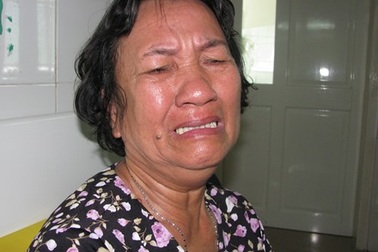 Bà khóc nghẹn ngào khi biết cháu bị bệnh ung thư máu 