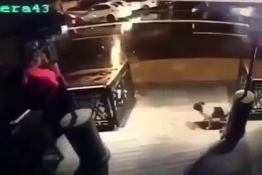 Khoảnh khắc hung thủ xả súng tấn công hộp đêm Istanbul