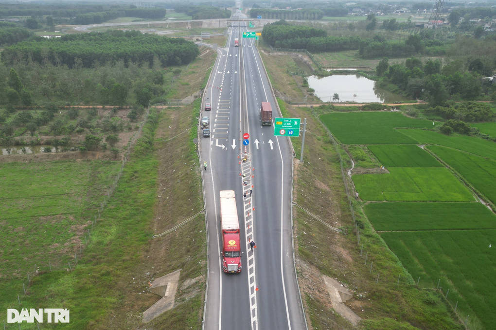 Gấp rút bổ sung hệ thống an toàn trên cao tốc Cam Lộ - La Sơn - 1 Gấp rút bổ sung hệ thống an toàn trên cao tốc Cam Lộ - La Sơn - 1