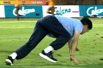 Giữ lời hứa với trung vệ cao 1m95, ông Vũ Tiến Thành có màn ăn mừng lạ