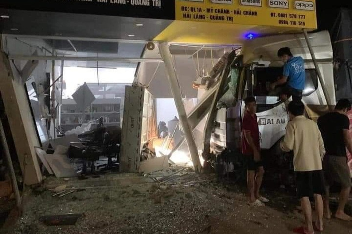 Xe tải lao vào nhà dân, cán chết người phụ nữ đứng bên đường - 1 Xe tải lao vào nhà dân, cán chết người phụ nữ đứng bên đường - 1