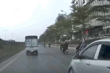 Ô tô bung cản sau một va chạm nhẹ với xe máy