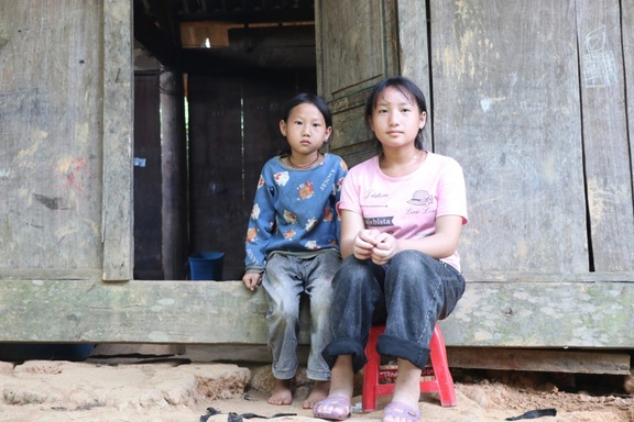 Bé gái mồ côi người Mông: "Cháu không được đi học, cũng không có nhà..."