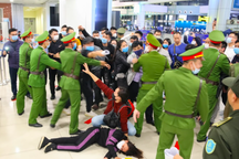 Ứng phó khẩn nguy tình huống nhóm khách gây rối, đập phá sân bay Nội Bài