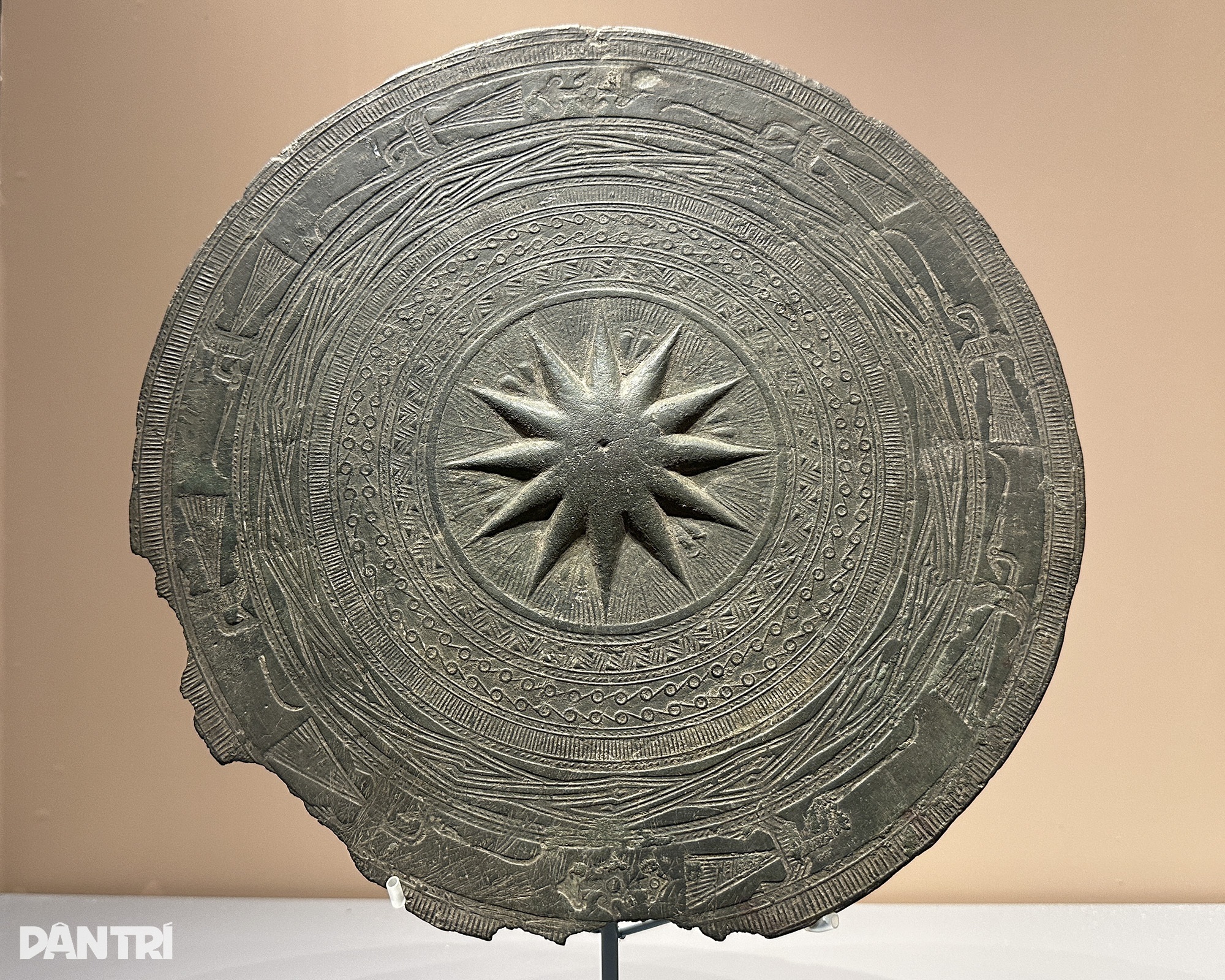 Beundrar den största Dong Son-bronstrumman som någonsin visats upp i Hanoi - 7 Ngắm trống đồng Đông Sơn lớn nhất từ trước đến nay đang trưng bày ở Hà Nội  - 7