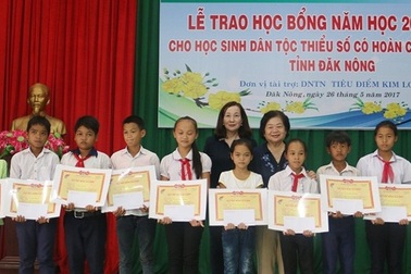 Trao 65 suất học bổng cho học sinh dân tộc thiểu số, vượt khó học giỏi