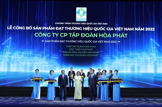 Đại diện Tập đoàn Hòa Phát nhận danh hiệu Sản phẩm đạt Thương hiệu Quốc gia năm 2022