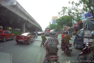 Xe máy chở hàng cồng kềnh gây tai nạn cho phương tiện trên đường