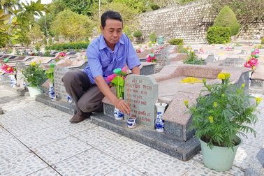 Người quản trang 20 năm thầm lặng chăm sóc phần mộ liệt sĩ