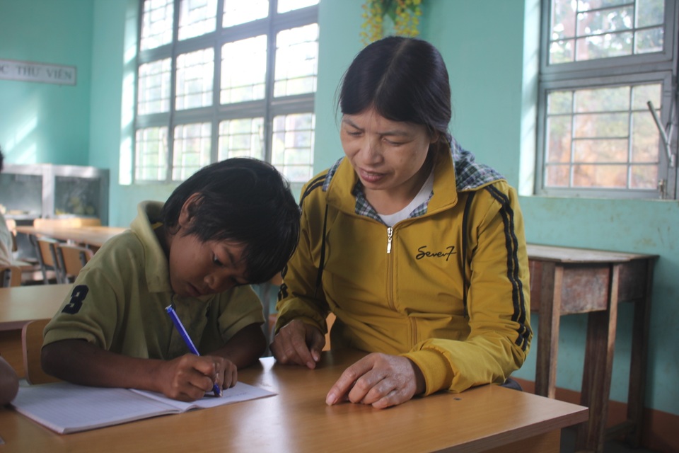 Thầy cô vượt “cổng trời” đi “gieo chữ” cho học sinh vùng cao - 6 Thầy cô vượt “cổng trời” đi “gieo chữ” cho học sinh vùng cao - 6