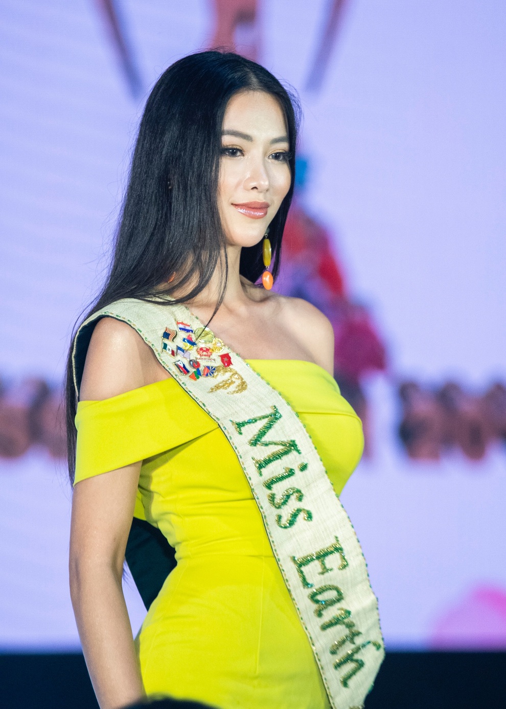Hoa hậu, người đẹp Việt bắn tiếng Anh như gió ở các cuộc thi quốc tế - 4 Hoa hậu, người đẹp Việt bắn tiếng Anh như gió ở các cuộc thi quốc tế - 4
