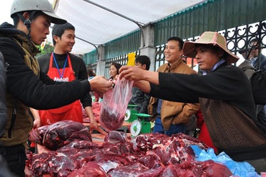 Thịt “ngưu vương” bán giá “cắt cổ”, du khách vẫn tranh mua
