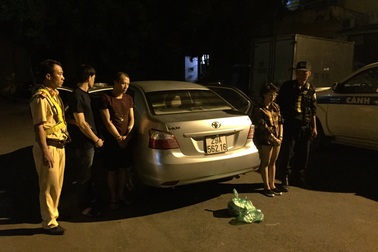 Đôi nam nữ vận chuyển ma túy giằng co chống đối CSGT