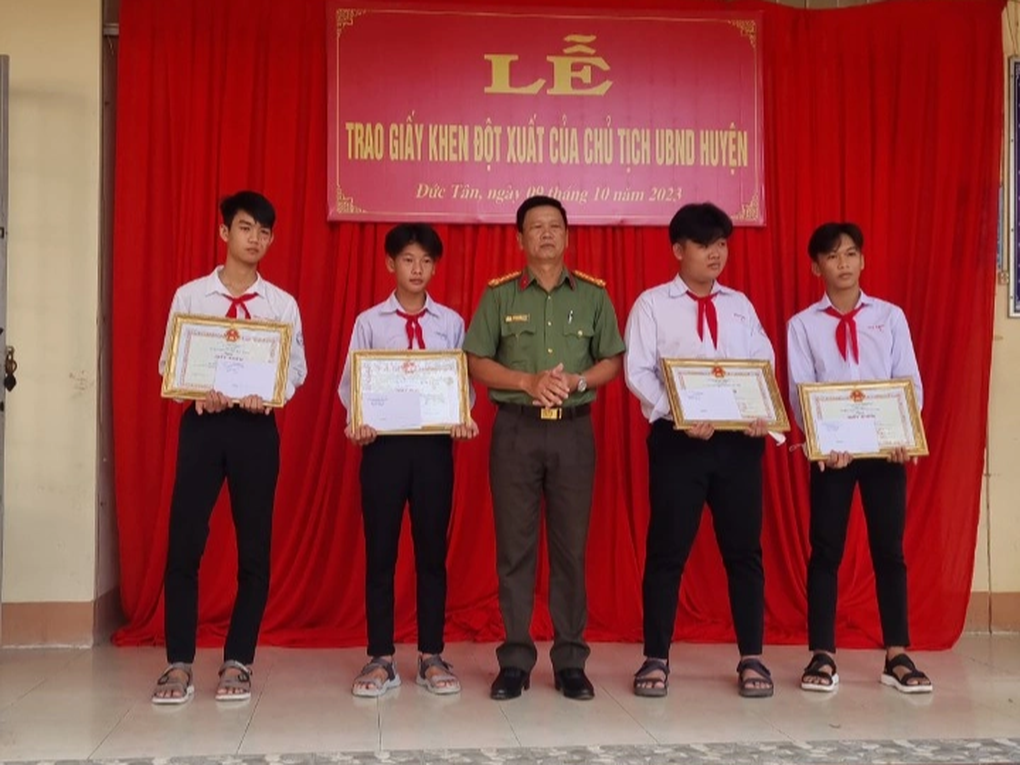 4 học sinh phát hiện quả bom khi đi bắt cá - 1 4 học sinh phát hiện quả bom khi đi bắt cá - 1