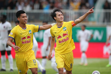 Văn Toàn lập cú đúp, HA Gia Lai đánh bại B.Bình Dương