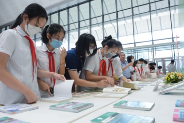 Nhà xuất bản nói giá SGK rẻ, không ảnh hưởng đến thu nhập các gia đình