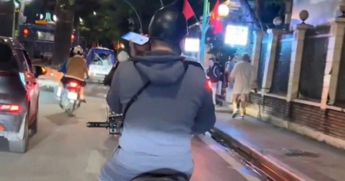 Vừa lái xe máy vừa dùng điện thoại, người đàn ông bị trừ 4 điểm GPLX