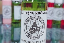 ĐH Thủy lợi phát khẩu trang, nước rửa tay miễn phí phòng virus corona