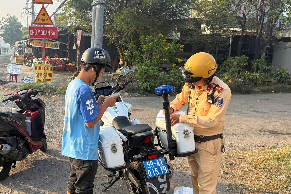 Chạy xe máy vào đường cấm, hàng chục tài xế ở TPHCM bị xử phạt - 1 Chạy xe máy vào đường cấm, hàng chục tài xế ở TPHCM bị xử phạt - 1