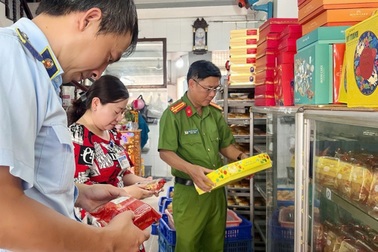 Kiểm tra đột xuất các cơ sở kinh doanh bánh trung thu ở An Giang