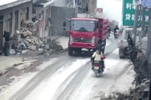 Tai nạn vì cửa thùng xe tải không cài