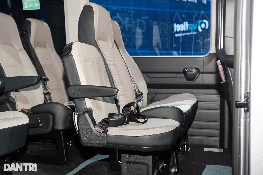 Tăng giá tới 240 triệu đồng so với đời cũ, Ford Transit 2024 có nâng cấp gì - 9 Tăng giá tới 240 triệu đồng so với đời cũ, Ford Transit 2024 có nâng cấp gì - 9