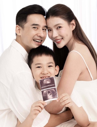 Thúy Diễm mang bầu tuổi 40: Không ngại mặc gợi cảm, chồng thức đêm chăm sóc - 1