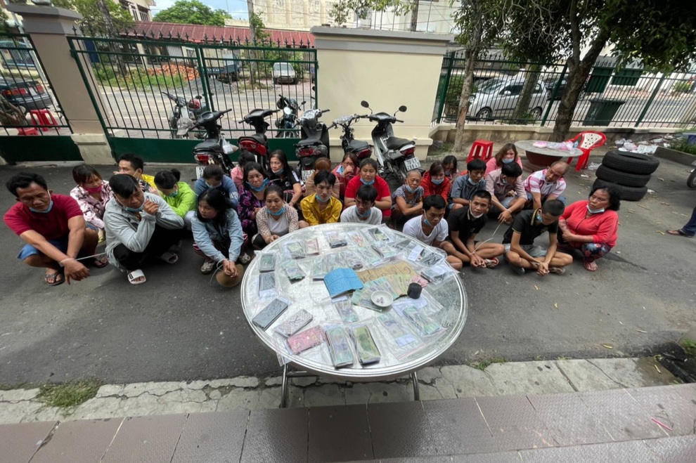 Mùa dịch, hàng chục con bạc vẫn tụ tập, quần nhau trong phòng kín - 3 Mùa dịch, hàng chục con bạc vẫn tụ tập, quần nhau trong phòng kín - 3