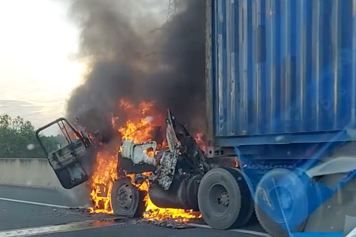 Xe container bốc cháy trên cao tốc, tài xế bung cửa thoát thân - 1 Xe container bốc cháy trên cao tốc, tài xế bung cửa thoát thân - 1