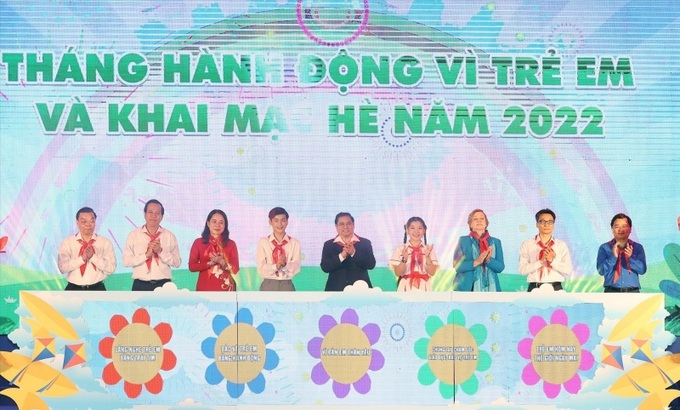 Thủ tướng Phạm Minh Chính và các đại biểu thực hiện nghi thức phát động Tháng Hành động vì trẻ em và khai mạc hè năm 2022.