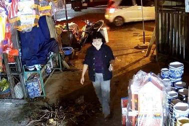 "Nữ quái" vờ mua hàng mã “cuỗm” 70 triệu đồng của người bán hàng