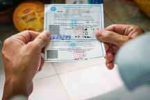 Quyên tặng thẻ bảo hiểm y tế cho người khó khăn dịp Tết Nguyên đán