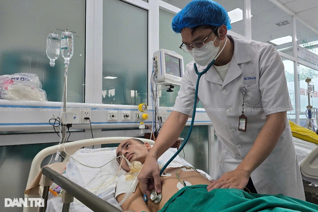 Chồng bị rắn hổ mang chúa cắn nguy kịch, vợ nghèo ôm con thơ cầu cứu - 1 Chồng bị rắn hổ mang chúa cắn nguy kịch, vợ nghèo ôm con thơ cầu cứu - 1