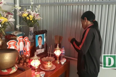 Xót xa cảnh người vợ trẻ tổ chức tang lễ chồng bên bờ biển