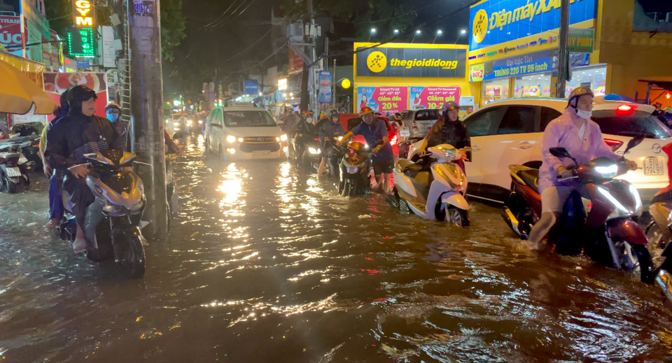 Cảnh sát chữa cháy nửa đêm hút nước chống ngập cho trạm biến áp - 4 Cảnh sát chữa cháy nửa đêm hút nước chống ngập cho trạm biến áp - 4