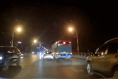 Clip xe buýt vượt ẩu, tạt đầu xe khác suýt gây tai nạn trên cầu