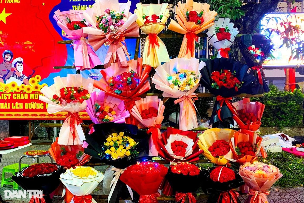 Đường phố ngập tràn hoa hồng và socola lễ Valentine - 1 Đường phố ngập tràn hoa hồng và socola lễ Valentine - 1