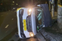 Mô tô tông lật xe tải ở TPHCM