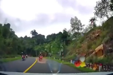 Mô-tô phân khối lớn lao thẳng vào ô tô vì lỗi thường gặp ở nhiều người