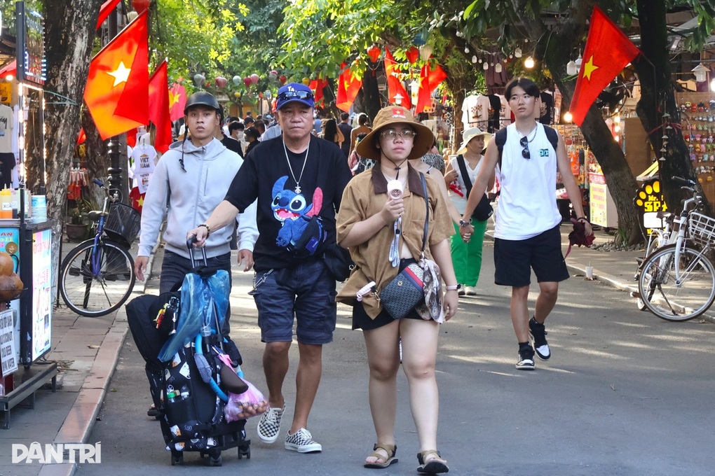 Wisatawan yang mengunjungi kota kuno Hoi An pada tanggal 2 September tidak seramai yang diharapkan - 1 Du khách tham quan phố cổ Hội An dịp 2/9 không đông như dự kiến - 1