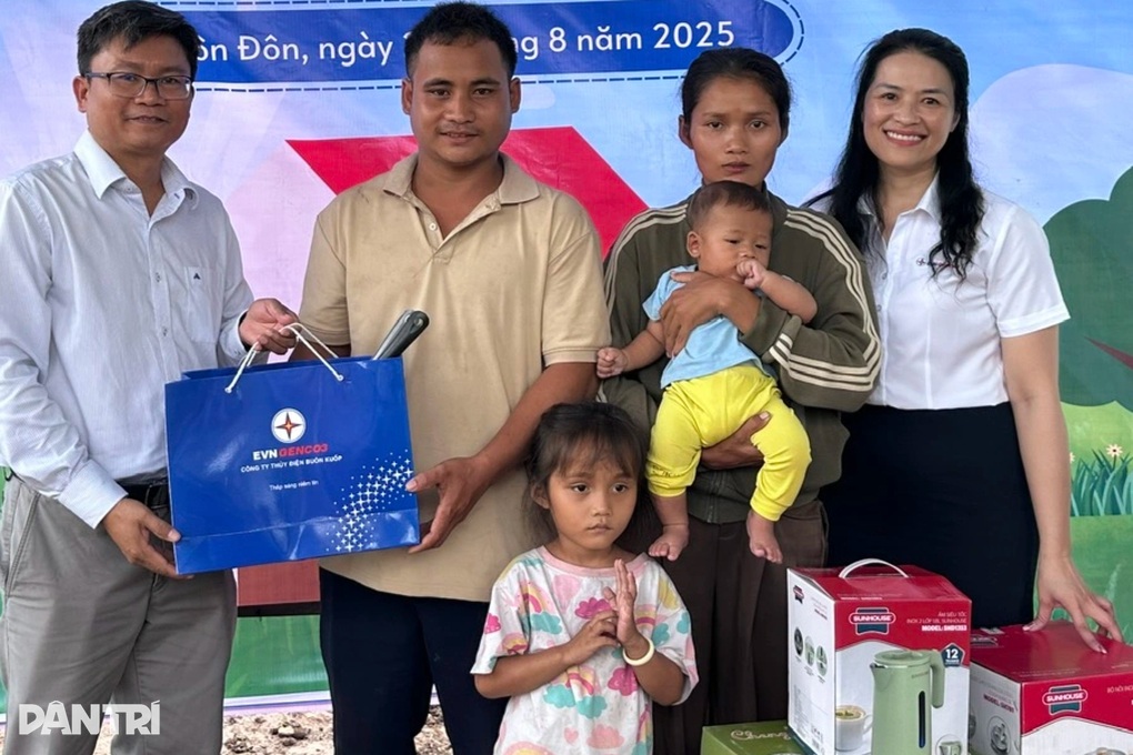 Bạn đọc Dân trí tặng nhà Nhân ái cho vợ chồng nghèo ở xã biên giới - 4 Bạn đọc Dân trí tặng nhà Nhân ái cho vợ chồng nghèo ở xã biên giới - 4