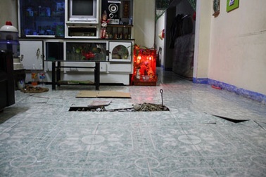 Phát hoảng vì nền nhà đột nhiên “phồng rộp”, nứt vỡ