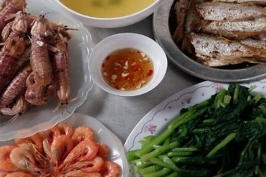 Tranh cãi "nảy lửa" vì mâm cơm đầy ắp bề bề, tôm biển giá chỉ 33.000 đồng