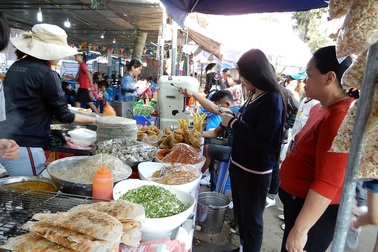 Dân đổ xô đi chơi Tết: Đồ ăn vặt được dịp “hốt bạc”