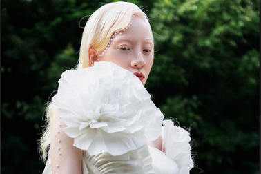 Cô gái bạch tạng Quỳnh Ngô làm nàng thơ của NTK Hà Duy