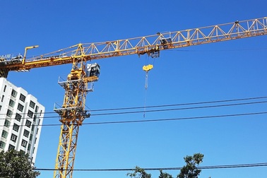 Tháp cẩu quay như “chong chóng” trong bão là... hợp lý?