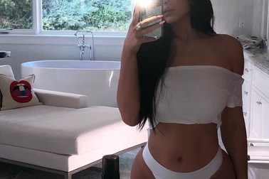 Kylie Jenner siêu thon sau 6 tháng sinh con