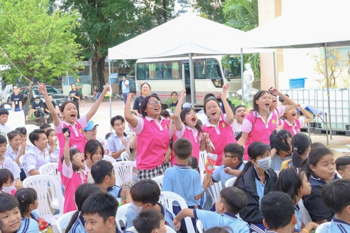 Các em hào hứng tham gia gameshow.